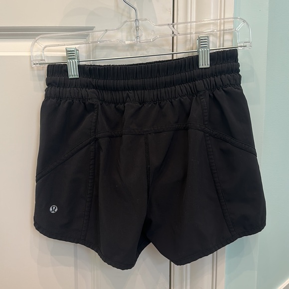 lululemon tracker short IV (color: black, size: 4) - Picture 3 of 4